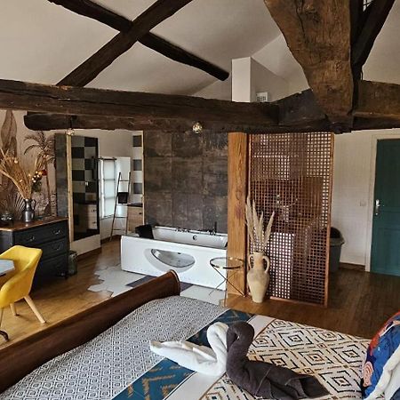 Suite Penthouse Romantique, Confolens, Charente Eksteriør bilde
